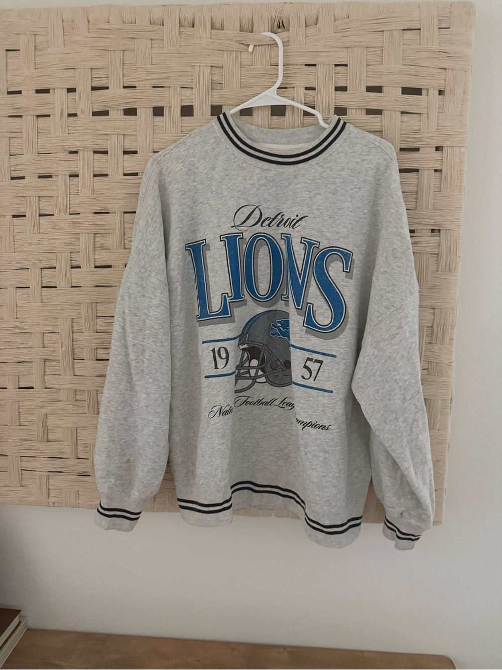 Abercrombie & Fitch Detroit Lions Gray Crewneck Sweatshirt - Blue Graphic